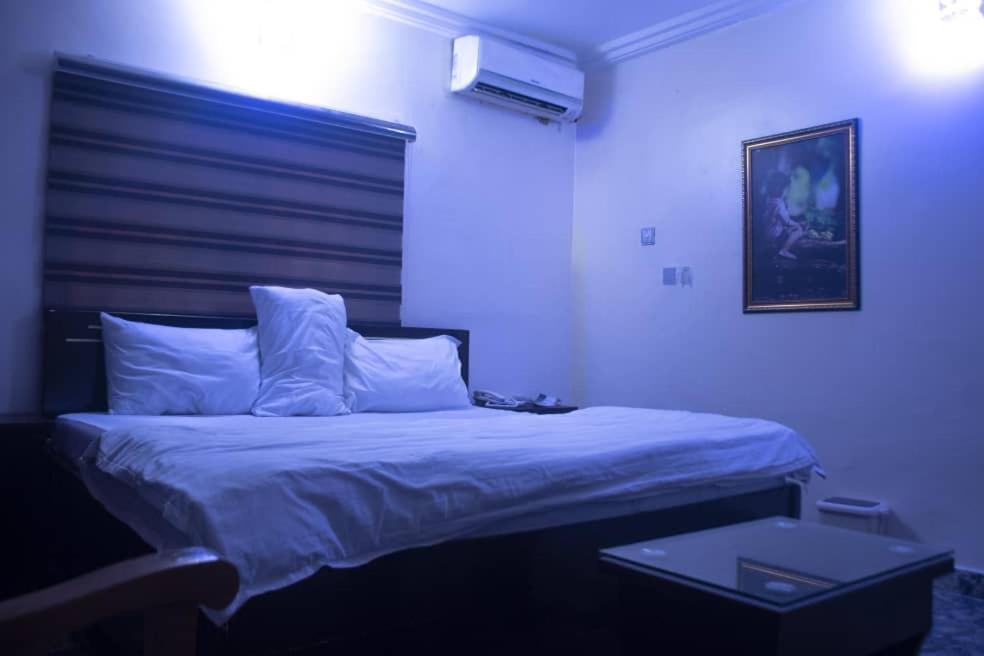 Kay Luxury Suites Uyo Exterior photo