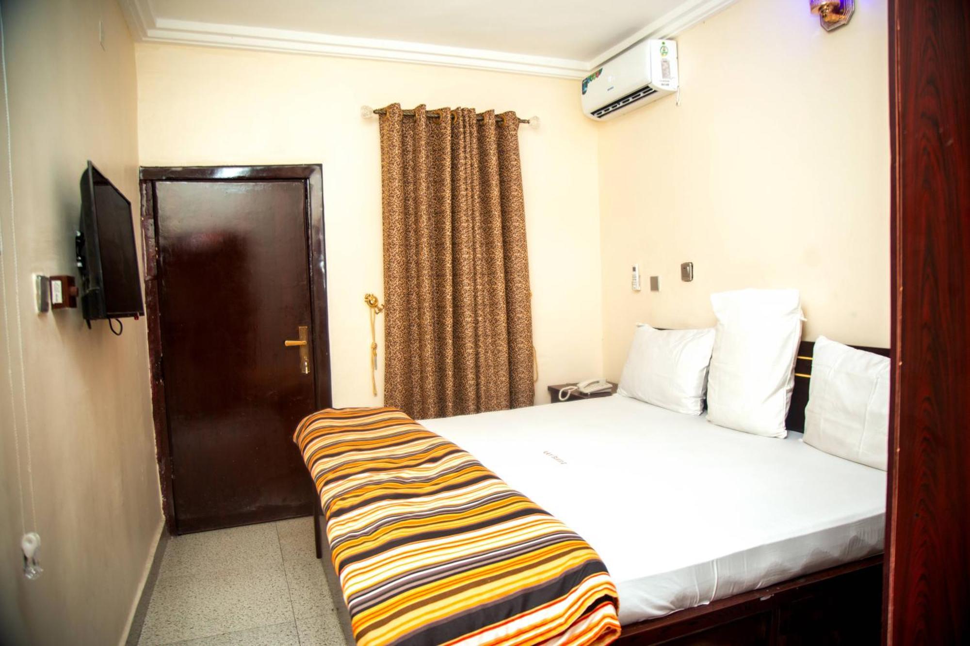 Kay Luxury Suites Uyo Exterior photo